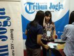 para-pencari-kerja-yang-sedang-mencari-informasi-di-stand-tribun-jogja.jpg