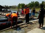 para-relawan-melakukan-evakuasi-korban-kecelakaan-air_20170903_132305.jpg