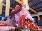 pedagang-cabai-di-pasar-tradisional-bantul-menunjukan-cabai-yang-kini-harganya-kian-meroket.jpg