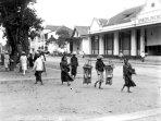pedagang-di-jalan-malioboro-di-tahun-1934.jpg