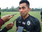 pelatih-pss-sleman-seto-nurdiantoro-saat-menjawab-pertanyaan-awak-media-di-lapangan-sepakbola.jpg