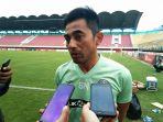 pelatih-pss-sleman-seto-nurdiantoro-seusai-memimpin-timnya-latihan-rutin-di-stadion-maguwoharjo.jpg