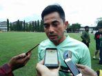 pelatih-pss-sleman-seto-nurdiyantoro-saat-memimpin-latihan-rutin-pss-sleman-3.jpg