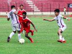 pemain-persiba-nevy-dwaramury-mencoba-melawati-hadangan-pemain-sleman-united.jpg