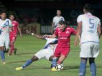 pemain-persija-jakarta-marko-simic-berusaha-melewati-hadangan-pemain-psis_20180918_220338.jpg