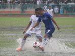 pemain-psim-jogja-slamet-budiono-putih-mencoba-merebut-bola-dari-pemain-pscs-cilacap.jpg