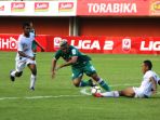 pemain-pss-sleman-cristian-gonzales-terjatuh_20180502_180817.jpg