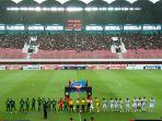 pemain-pss-sleman-dan-ps-tira-persikabo-saat-memasuki-stadion-maguwoharjo.jpg