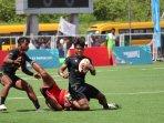 pemain-rugby-diy-kaos-hitam-saat-berupaya-mengamankan-bola.jpg