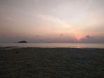 pemandangan-matahari-terbenam-terlihat-dari-pantai-tanjung-pendam.jpg