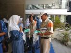pemandu-wisata-membagikan-masker-kepada-siswa-saat-berada-di-ugm_20180511_123419.jpg