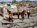 pencarian-korban-gempa-bumi-palu_20181004_142832.jpg