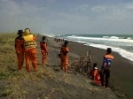 pencarian-korban-pantai-jetis.jpg