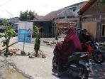 pengendara-motor-menghindari-pohon-pisang-yang-ditanam-di-tengah-jalan.jpg