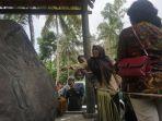 pengunjung-melihat-prasasti-di-kompleks-keraton-agung-sejagat-selasa-1412020.jpg