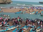 pengunjung-memadati-pantai-baron-pada-hari-senin-1862018_20180618_160031.jpg