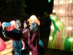 pengunjung-sedang-asyik-berfoto-di-festival-of-light_20180612_170435.jpg