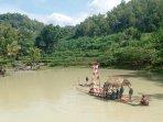 pengunjung-sedang-menaiki-perahu-bambu-yang-tersedia-di-kawasan-embung-blubuk.jpg