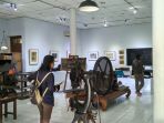 pengunjung-tengah-menikmati-pameran-alat-tulis-dan-aksara-di-bentara-budaya-yogyakarta_20170406_163747.jpg
