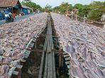 penjemuran-ikan-asin-di-kawasan-pabean-udik-indramayu.jpg