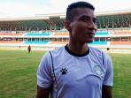 penyerang-martapura-fc-engkus-kuswaha-saat-ditemui-awak-media-seusai-menjalani-official-training.jpg