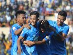 penyerang-psim-yogya-ismail-haris-merayakan-gol-bersama-rekan-rekannya_20180713_145158.jpg