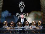 peraih-ballon-dor-2019-lionel-messi-berpose-dengan-enam-trofi-yang-diraihnya.jpg