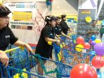 peserta-bersiap-siap-untuk-mengikuti-perlombaan-shopping-race-yang-digelar-oleh-bni-dan-hypermart_20180908_165723.jpg