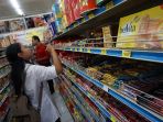 petugas-bpom-diy-memeriksa-produk-makanan-kemasan_20170601_083611.jpg
