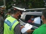 petugas-kepolisian-mengecek-surat-surat-pengendara-yang-melintas.jpg