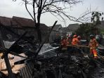 petugas-pemadam-kebakaran-membersihkan-puing-sisa-kebakaran-di-sebuah-bengkel-di-priyan-baru-bantul_20180517_114559.jpg
