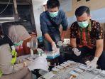 petugas-polres-bantul-melakukan-tes-urine.jpg