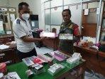 petugas-satpol-pp-diy-menunjukan-barang-bukti-rokok-ilegal-jumat-22102021.jpg