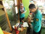 petugas-tengah-memeriksa-produk-produk-yang-dijual-pedagang_20180530_173847.jpg