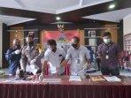 polisi-menunjukkan-barang-bukti-tersangka-pengguna-dan-pengedar-sabu.jpg