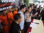 polisi-menunjukkan-tiga-orang-tersangka-inisial-iya-dds-dan-r.jpg