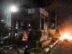 pos-polisi-dibakar-saat-aksi-mahasiswa-menolak-uu-kpk-yang-berakhir-ricuh.jpg