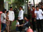 presiden-jokowi-bersama-cucunya-jan-ethes-salami-warga-saat-singgah-di-gedung-agung-yogyakarta.jpg