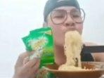 pria-ini-nekat-makan-mi-instan-campur-detergen-demi-konten-2.jpg
