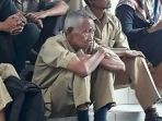 pria-tua-penjaga-sekolah-ini-masih-berstatus-sebagai-pegawai-honorer2_20171221_115420.jpg
