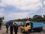 proses-penyitaan-barang-bukti-berupa-mesin-pompa-air-yang-digunakan.jpg