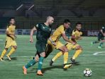 ps-tira-unggul-dua-gol-atas-bhayangkara-fc-di-babak-pertama_20181006_200138.jpg