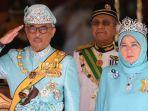 raja-malaysia-ke-16-sultan-abdullah-sultan-ahmad-shah-dan-istri.jpg
