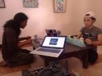 rangga-dan-rekan-dari-raw-creative-saat-memainkan-instalasi-bunyi_20180503_191304.jpg