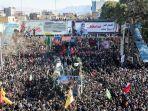 ratusan-ribu-pelayat-di-sekitar-kendaraan-yang-membawa-jenazah-jenderal-qasem-soleimani.jpg