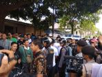 rencana-kunjungan-kapolri-dan-menhub-ri-di-gedung-satpas-disambut-massa-pegiat-online_20180311_132753.jpg