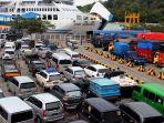 ribuan-kendaraan-yang-akan-menyeberang-ke-sumatera-memadati-dermaga-iv-pelabuhan-merak.jpg