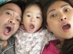 ruben-onsu-dan-sarwenda-tan-bersama-putri-mereka_20171107_100728.jpg
