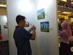 salah-satu-pengunjung-tengah-mendokumentasikan-karya-tangan-seniman-gambar_20180908_223211.jpg