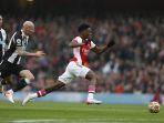 sambi-lokonga-vs-jonjo-shelvey-di-liga-inggris-antara-arsenal-vs-newcastle-united.jpg